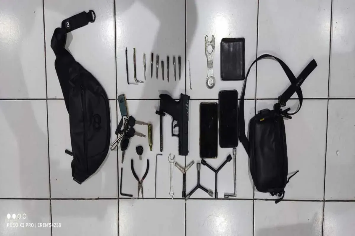 Barang bukti berupa senjata api yang diamankan polisi dari para pelaku curanmor. (Sumber: Polsek Koja)