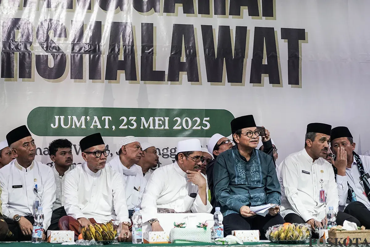 Gubernur DKI Jakarta Pramono Anung (berbatik) saat mengikuti kegiatan Manggarai Bersholawat di Jakarta Selatan, Jumat, 23 Mei 2025. (Sumber: Poskota/Bilal Nugraha Ginanjar)