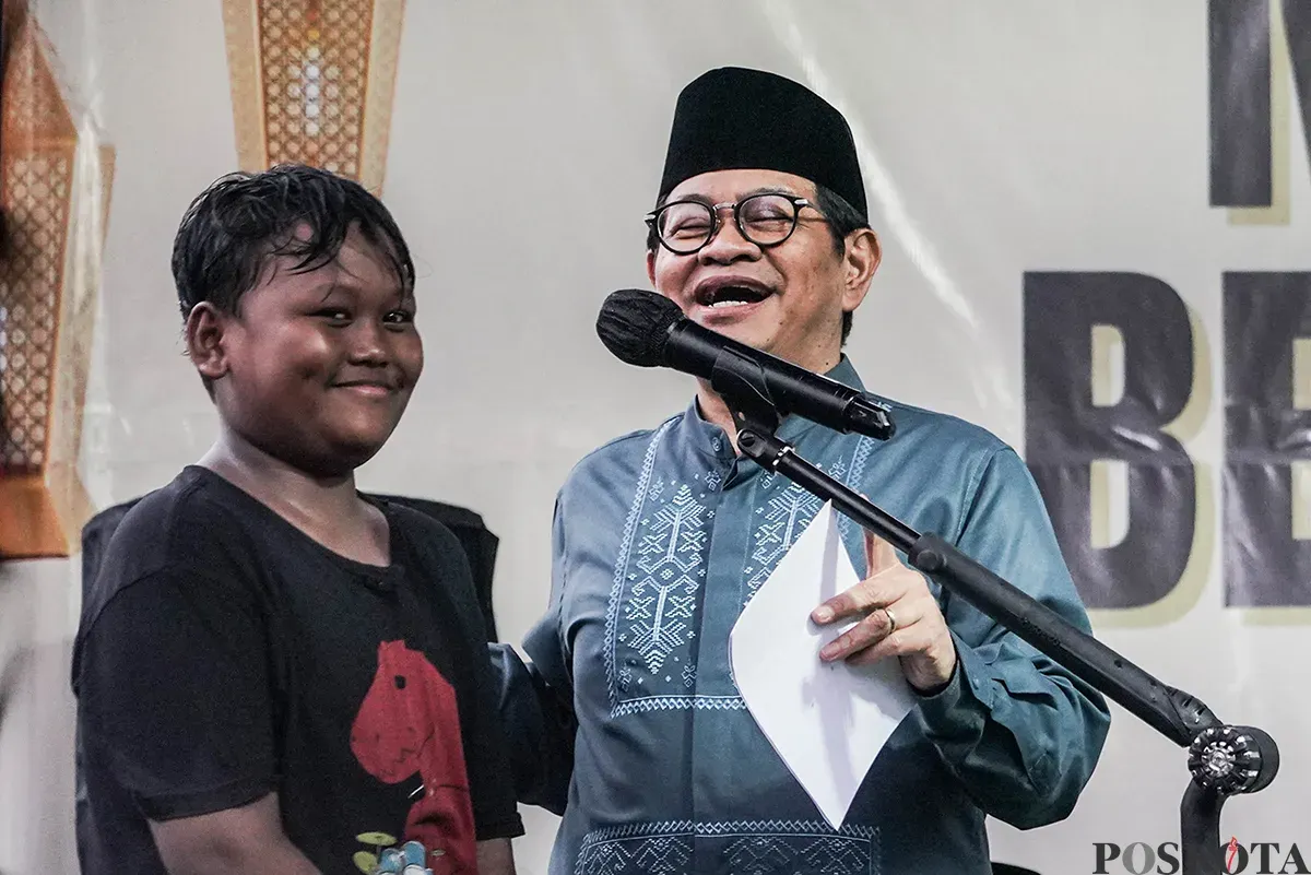 Gubernur DKI Jakarta Pramono Anung memberikan sambutan pada kegiatan Manggarai Bersholawat di Jakarta Selatan, Jumat, 23 Mei 2025. (Sumber: Poskota/Bilal Nugraha Ginanjar)