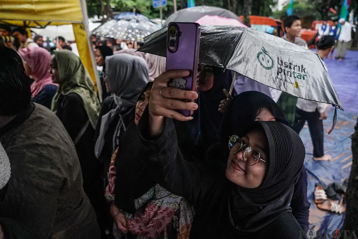 Antusias warga saat mengikuti kegiatan Manggarai Bersholawat di Jakarta Selatan, Jumat, 23 Mei 2025. (Sumber: Poskota/Bilal Nugraha Ginanjar)