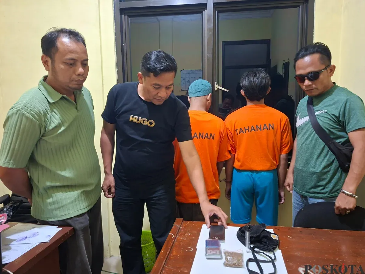 Kanit Reskrim Polsek Tajurhalang, Mareben Simarsoit memperlihatkan barang bukti dari dua peracik Narkoba Sinte di Mapolsek Tajurhalang, Jumat, 23 Mei 2025. (Sumber: Poskota/Angga Pahlevi)