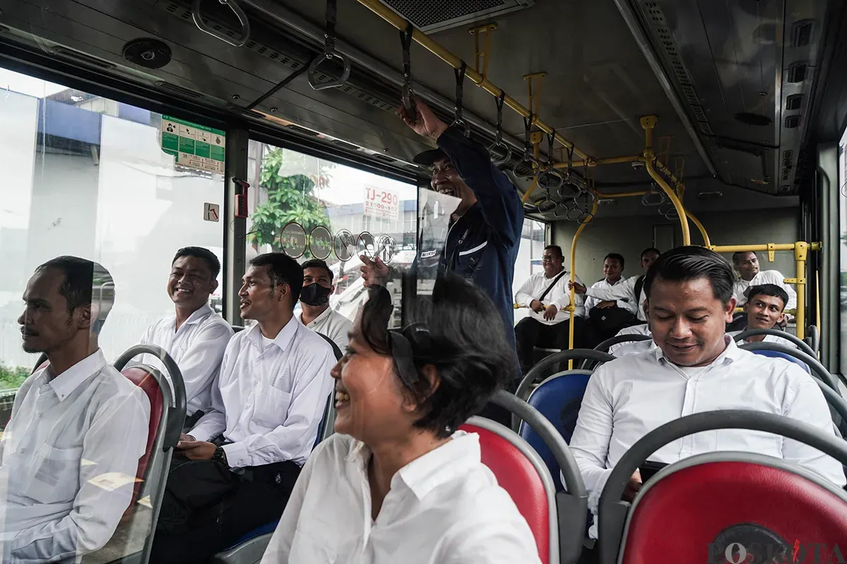 Calon Pramudi (sopir) mengikuti proses seleksi menjadi pramudi di Pool Transjakarta, Cawang, Jakarta Timur, Jumat, 23 Mei 2025. (Sumber: Poskota/Bilal Nugraha Ginanjar)