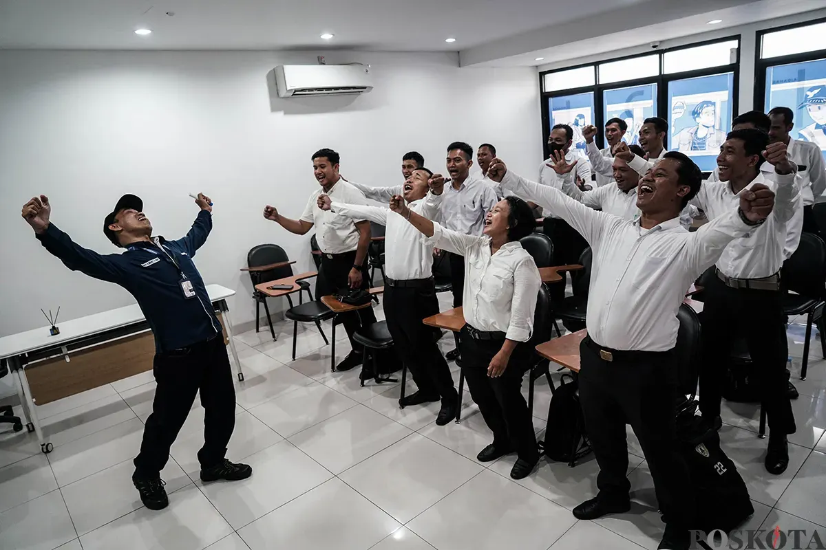Calon Pramudi (sopir) mengikuti proses seleksi menjadi pramudi di Pool Transjakarta, Cawang, Jakarta Timur, Jumat, 23 Mei 2025. (Sumber: Poskota/Bilal Nugraha Ginanjar)