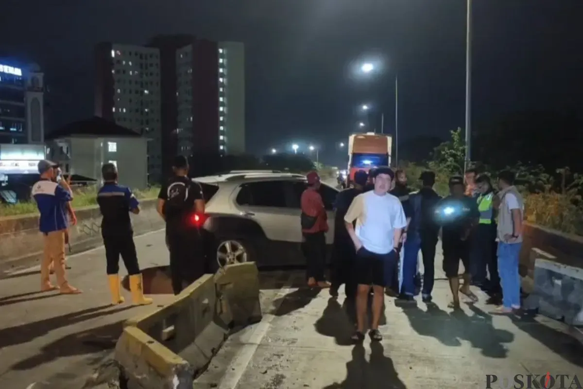 Mobil menabrak separator jalan di flyover Pesing Jalan Daan Mogot, Cengkareng, Jakarta Barat, Minggu, 25 Mei 2025, dini hari WIB. (Sumber: Poskota/Pandi Ramedhan)