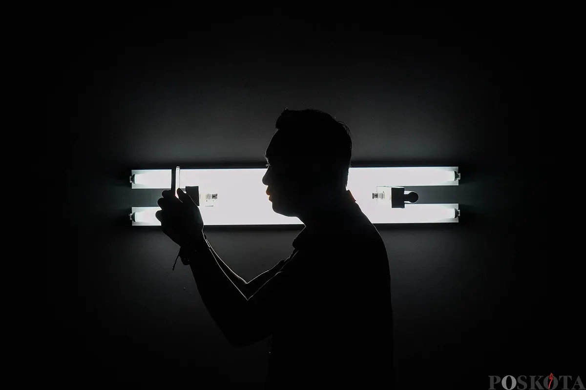 Pengunjung melihat karya pada Pameran The Synchronous Window di Museum Macan, Jakarta, Minggu, 25 Mei 2025. (Sumber: Poskota/Bilal Nugraha Ginanjar)