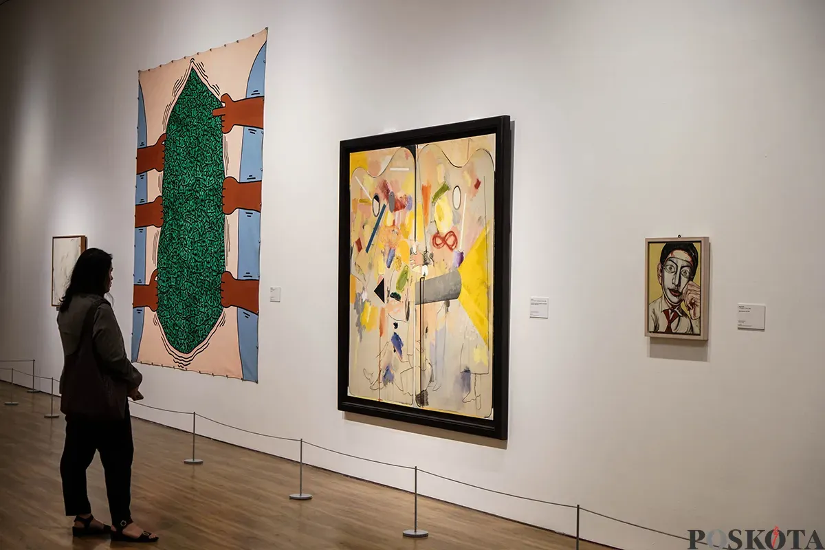 Pengunjung melihat karya pada Pameran The Synchronous Window di Museum Macan, Jakarta, Minggu, 25 Mei 2025. (Sumber: Poskota/Bilal Nugraha Ginanjar)