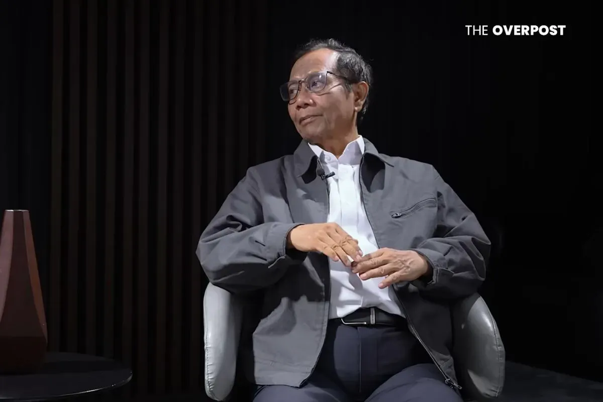Mahfud MD dalam diskusi bersama pengamat sosial Leonard Hartono pada Jumat, 23 Mei 2025. (Sumber: YouTube/The Overpost)