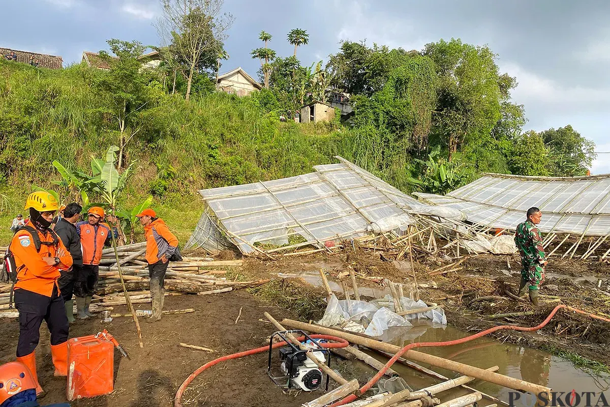 Kondisi di lokasi banjir bandang dan longsor di Kampung Karamat RT07/RW06, Desa Cikahuripan, Senin 26 Mei 2025. (Sumber: POSKOTA | Foto: Gatot Poedji Utomo)