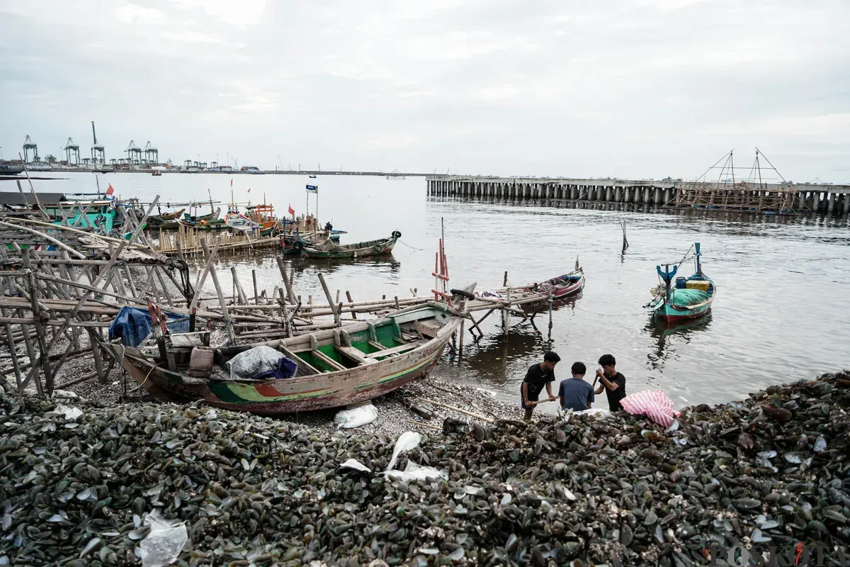 Tumpukan sampah cangkang kerang hijau di Kawasan Cilincing, Jakarta Utara, Senin, 24 Mei 2025. (Sumber: Poskota/Bilal Nugraha Ginanjar)