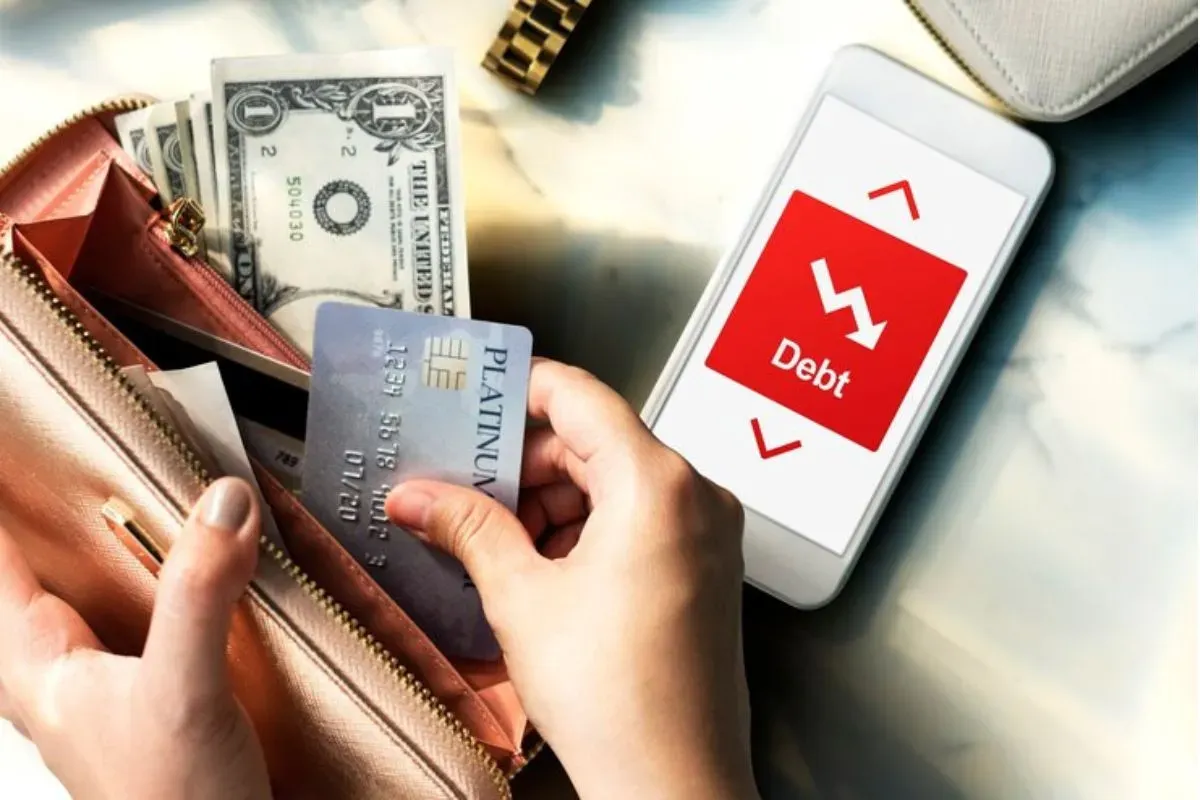 Kapan DC pinjaman online bisa menagih utang ke rumah? Cek ketentuan OJK ketika galbay pinjol. (Sumber: Freepik)