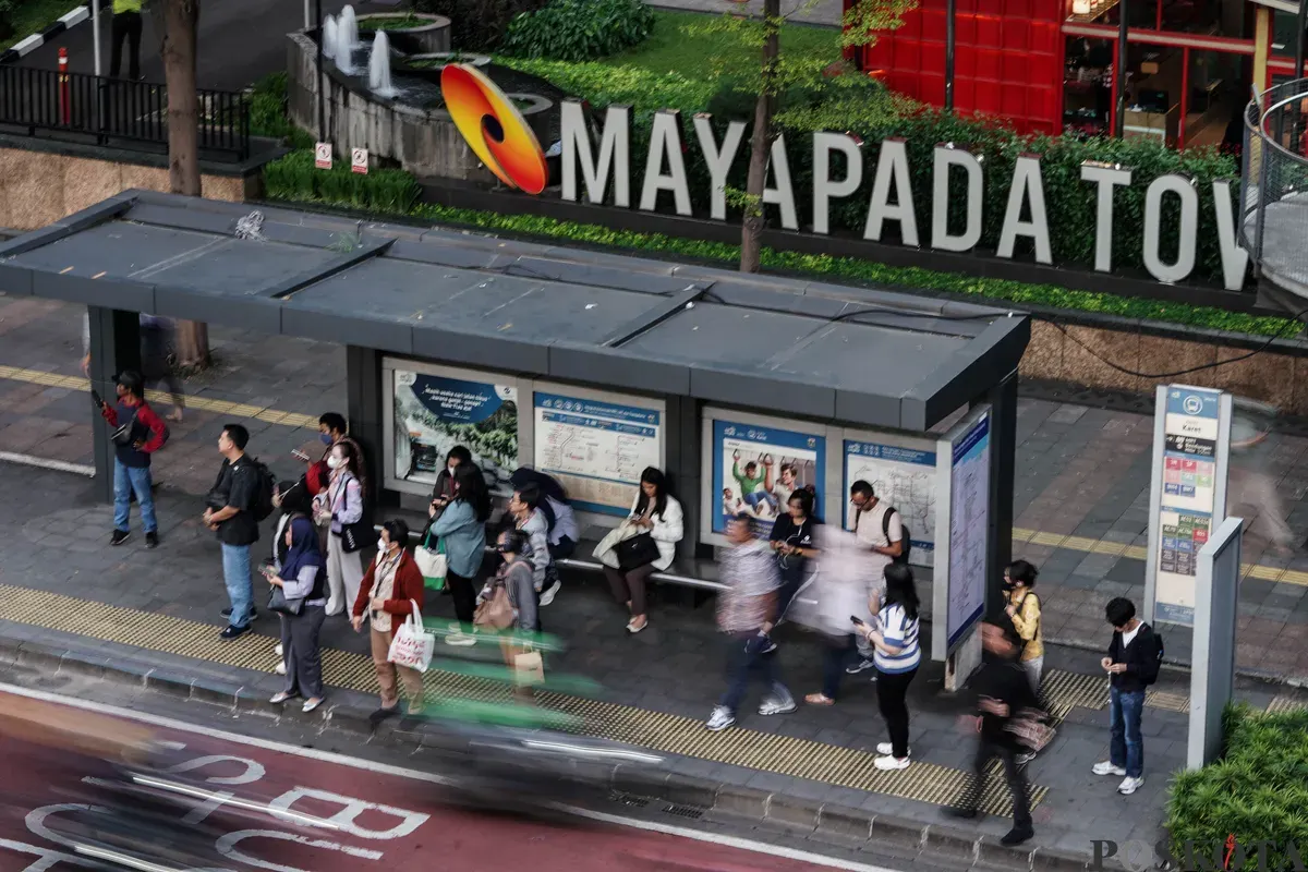Pekerja melintasi pedestrian saat jam pulang kerja di kawasan Jalan Jenderal Sudirman, Jakarta, Selasa, 27 Mei 2025. (Sumber: Poskota/Bilal Nugraha Ginanjar)