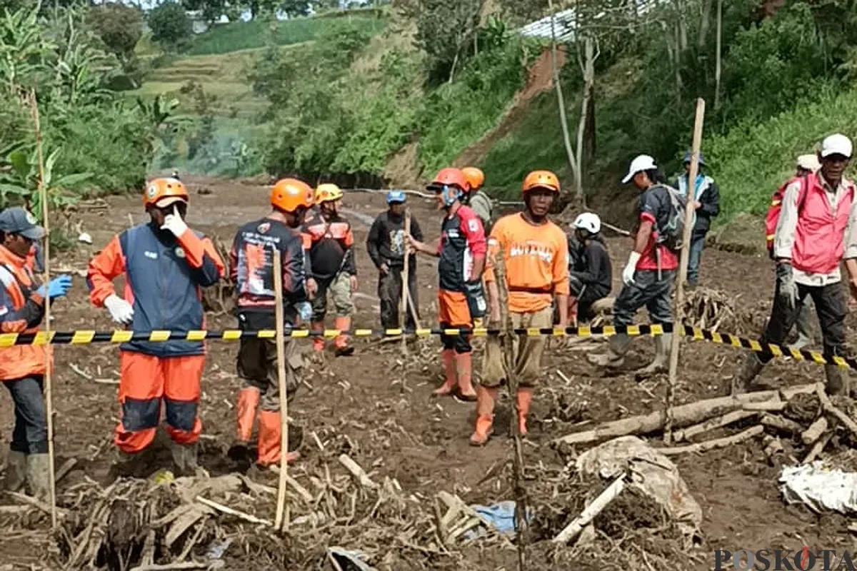 Warga dan tim gabungan menemukan jasad Endang, di titik lokasi. Selasa 27 Mei 2025. (Sumber: POSKOTA | Foto: Gatot Poedji Utomo)