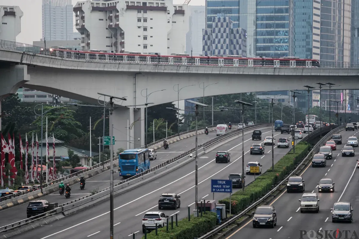 Sejumlah kendaraan melintas di Jalan Sudirman dan Jalan Gatot Subroto, Jakarta, Kamis, 29 Mei 2025. Nampak Tidak terlihat kepadatan kendaraan di hari pertama libur panjang Kenaikan Yesus Kristus dan cuti bersama di Jakarta. (Sumber: Poskota/Bilal Nugraha Ginanjar)