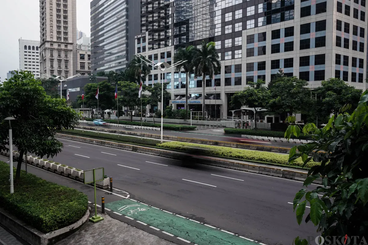 Sejumlah kendaraan melintas di Jalan Sudirman dan Jalan Gatot Subroto, Jakarta, Kamis, 29 Mei 2025. Nampak Tidak terlihat kepadatan kendaraan di hari pertama libur panjang Kenaikan Yesus Kristus dan cuti bersama di Jakarta. (Sumber: Poskota/Bilal Nugraha Ginanjar)