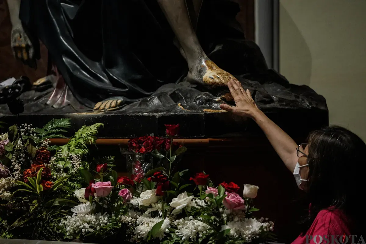 Umat Katolik mengikuti ibadah Kenaikan Yesus Kristus di Gereja Katedral, Jakarta, Kamis, 29 Mei 2025. Gereja Katedral Jakarta menyelenggarakan Ibadah misa dipimpin yang oleh Romo Maharsono Probho. (Sumber: Poskota/Bilal Nugraha Ginanjar)