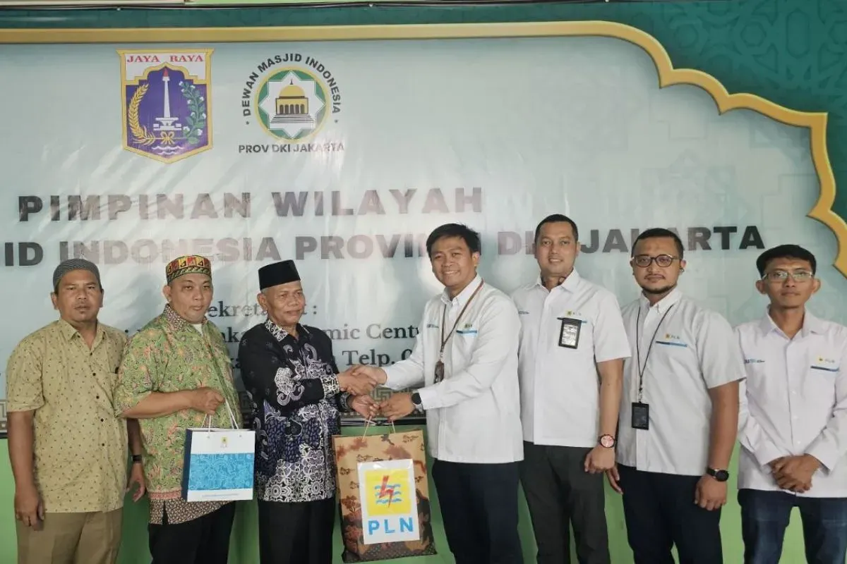 Penyerahan cinderamata PLN kepada DMI Provinsi DKI Jakarta bersinergi menghadirkan energi hijau di seluruh masjid Jakarta. (Sumber: Dok. PLN UID Jakarta Raya)