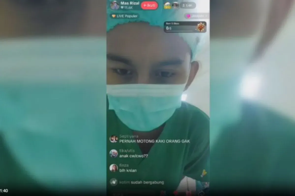 Live streaming TikTok saat tangani pasien, dua nakes dipecat tidak hormat. (Sumber: Istimewa)