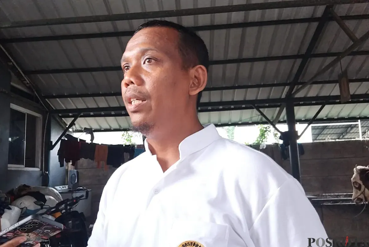 Ahmad Jupri, 44 Tahun, pemilik ternak Berkah Bersama Sejahtera (BBS) yang sukses merintis karirnya hingga bisa menjual ribuan ekor sapi dan mendapatkan penghargaan dari kampus ternama. (Sumber: Poskota/Nurpini Aulia Rapika)