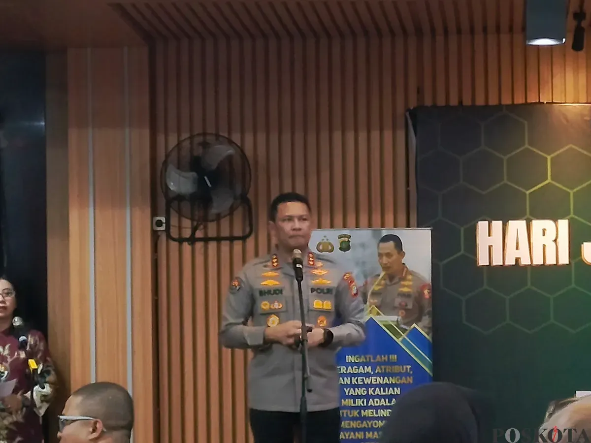 Kepala Bidang Hubungan Masyarakat Polda Metro Jaya, Komisaris Besar Polisi Budi Hermanto, menjelaskan perihal pemeriksaan terhadap artis Onadio Leonardo yang masih berlangsung. (Sumber: Poskota/Ali Mansur)