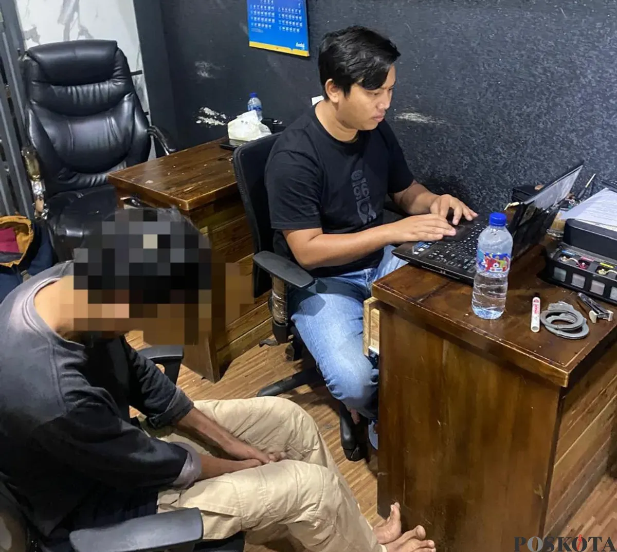 Nurjali, tersangka pengedar sabu saat menjalani pemeriksaan. (Sumber: POSKOTA | Foto: Rahmat Haryono)