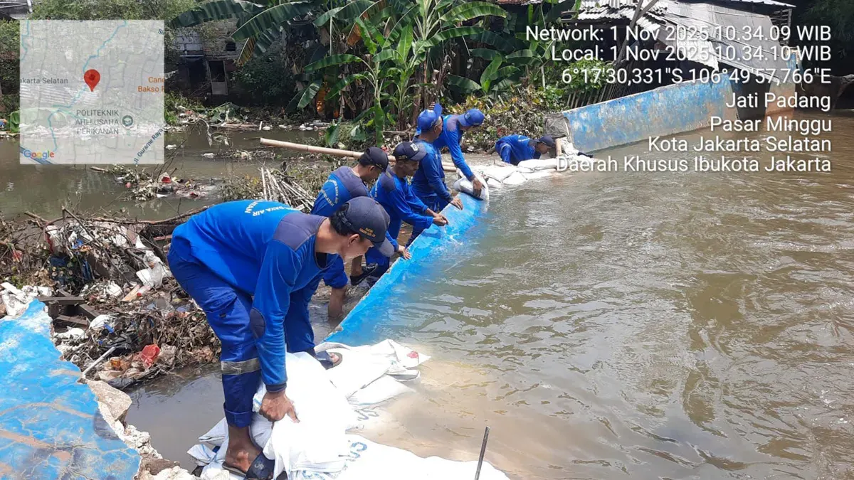 Petugas dari Dinas SDA Jakarta melakukan perbaikan tanggul yang jebol di Jati Padang, Pasar Minggu, Jakarta Selatan. (Sumber: Humas Pemprov Jakarta)