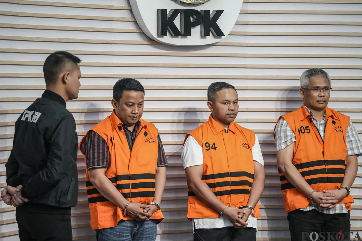 Gubernur Riau Abdul Wahid (tengah), Tenaga Ahli Gubernur Riau Dani M Nursalam (kiri), dan Kepala Dinas PUPR PKPP Provinsi Riau M Arief Setiawan (kanan) mengenakan rompi tahanan usai menjalani pemeriksaan di Gedung Merah Putih KPK, Jakarta, Rabu, 5 November 2025. (Sumber: Poskota/Bilal Nugraha Ginanjar)