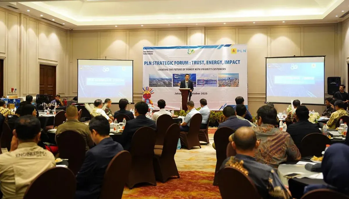 Manager PLN UP3 Kramat Jati, Eka Panji saat membuka kegiatan Strategic Forum bertajuk 'Trust, Energy, Impact' di Jakarta. (Sumber: Dok. PLN UID Jakarta Raya)