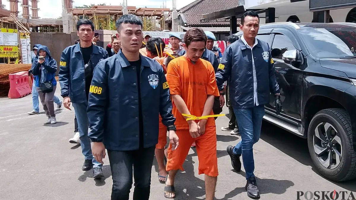 Tersangka mata elang gadungan digelandang ke Mapolres Cimahi, Cigugur Tengah, Cimahi Tengah, Kota Cimahi, Kamis, 6 November 2025. (Sumber: Poskota/Gatot Poedji Utomo)