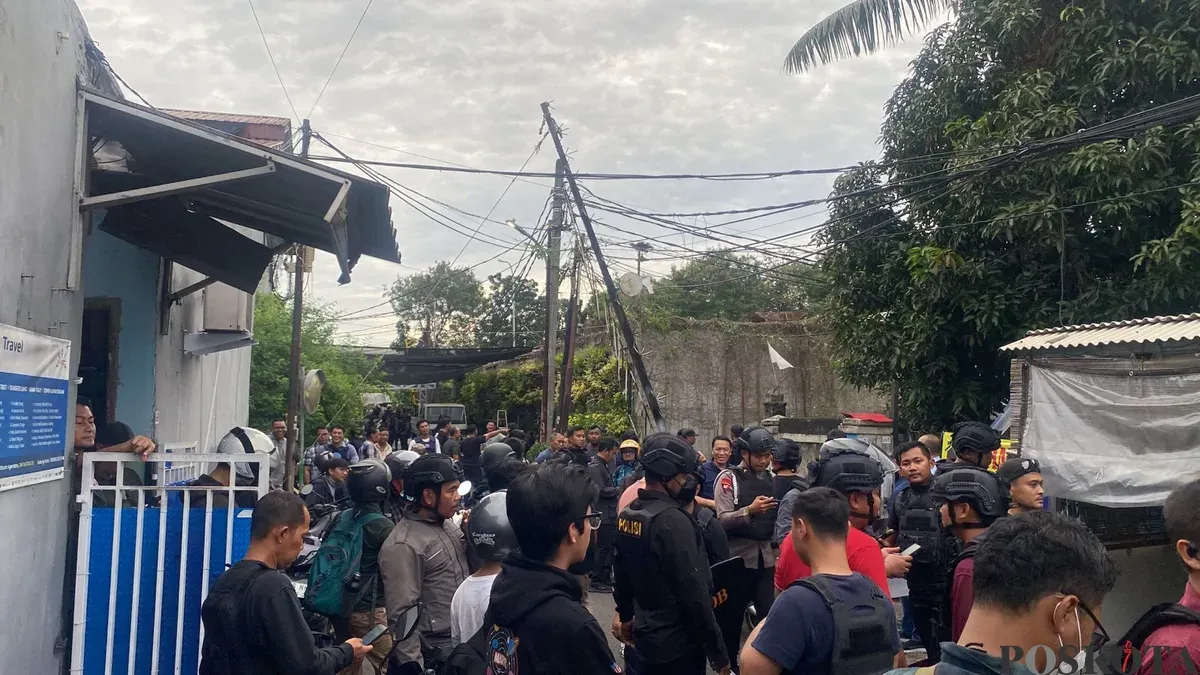 Petugas gabungan dari BNN RI bersama Polda Metro Jaya menggerebek Kampung Ambon di Cengkareng, Jakarta Barat, Kamis, 6 November 2025. (Sumber: POSKOTA | Foto: Pandi Ramedhan)