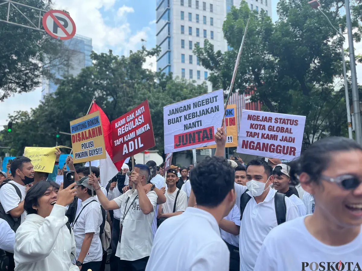 Sejumlah pedagang menggeruduk kantor DPRD DKI untuk menyampaikan aspirasi terkait pembahasan Raperda KTR DKI. (Sumber: Poskota/Pandi Ramedhan)