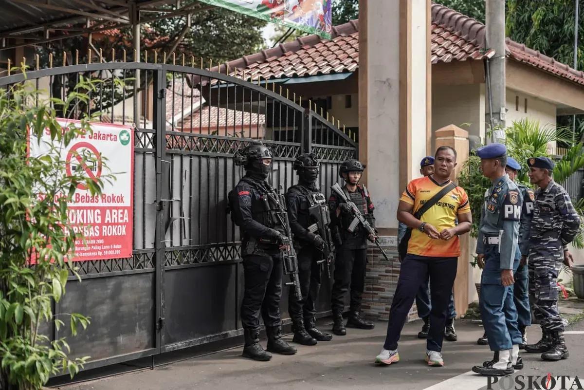 Situasi di depan gerbang utama SMAN 72 Jakarta, Kelapa Gading Selatan, Jakarta Utara, Jumat, 7 November 2025. (Sumber: Poskota/Bilal Nugraha Ginanjar)
