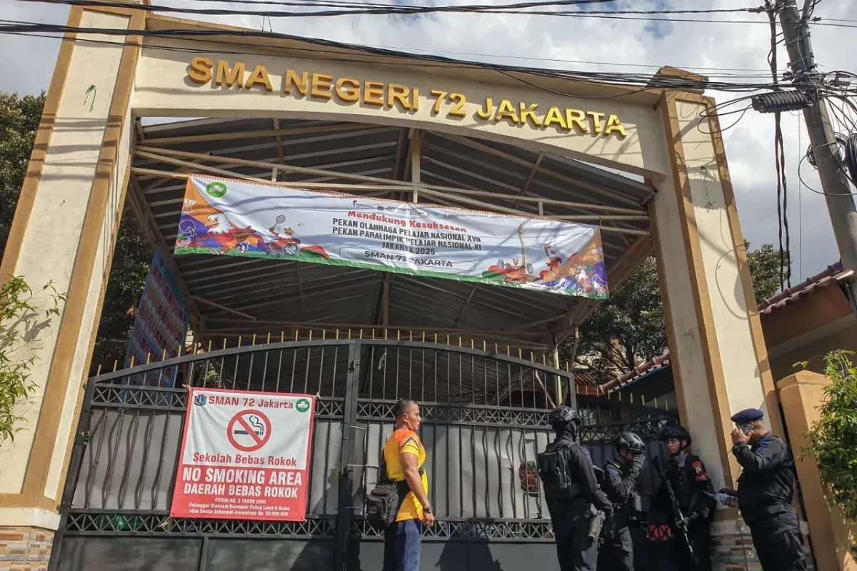 Potret SMAN 72 Jakarta yang dijaga oleh pihak kepolisian usai terjadi ledakan. (Sumber: Poskota/ Bilal Nugraha Ginanjar)