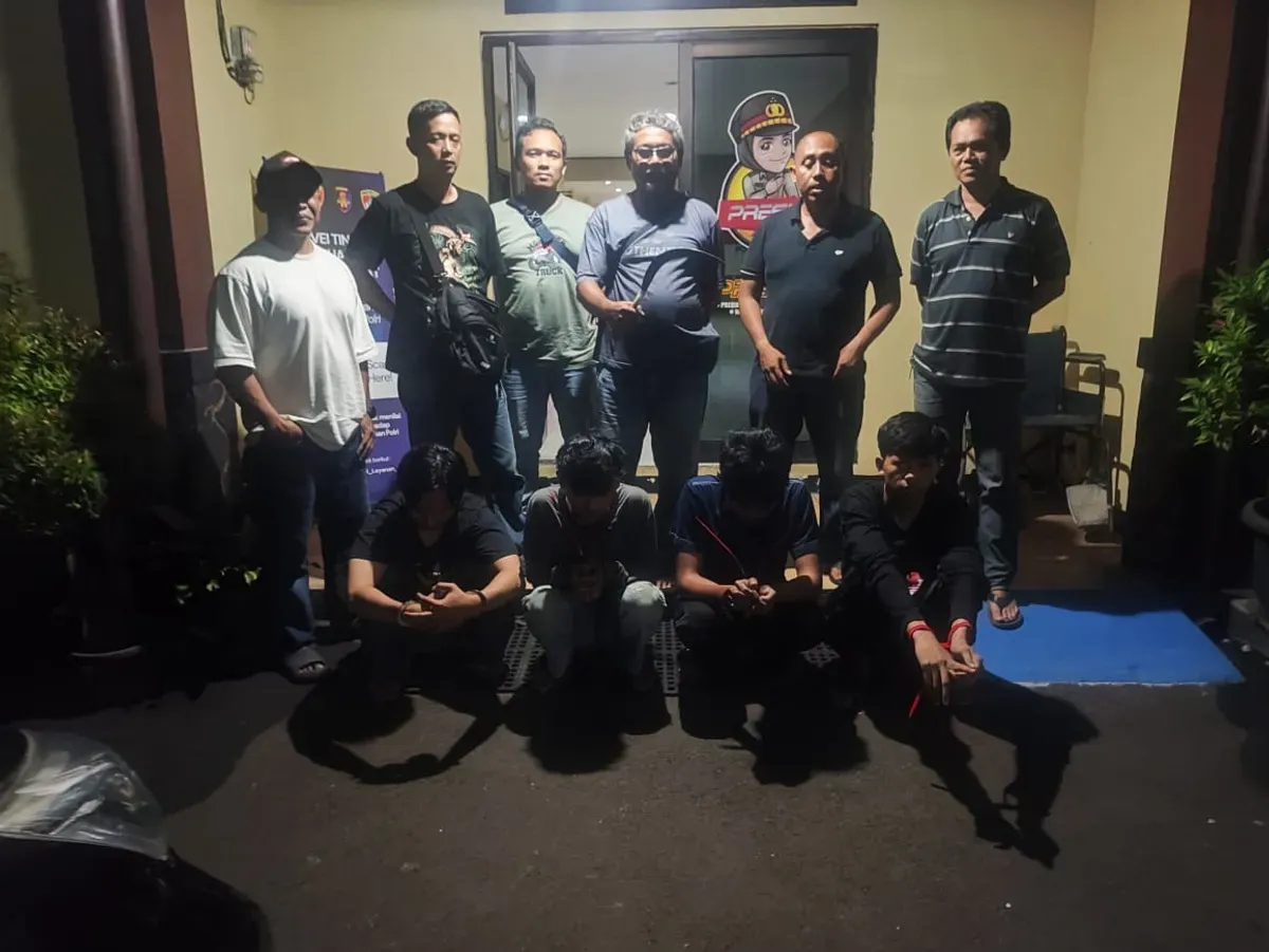 Kanit Reskrim Polsek Beji, Iptu Waras bersama tim opsnal berhasil menangkap pelaku tawuran antarpemuda kampung beserta barang bukti sebilah sajam. (Sumber: Dok Polsek Beji)