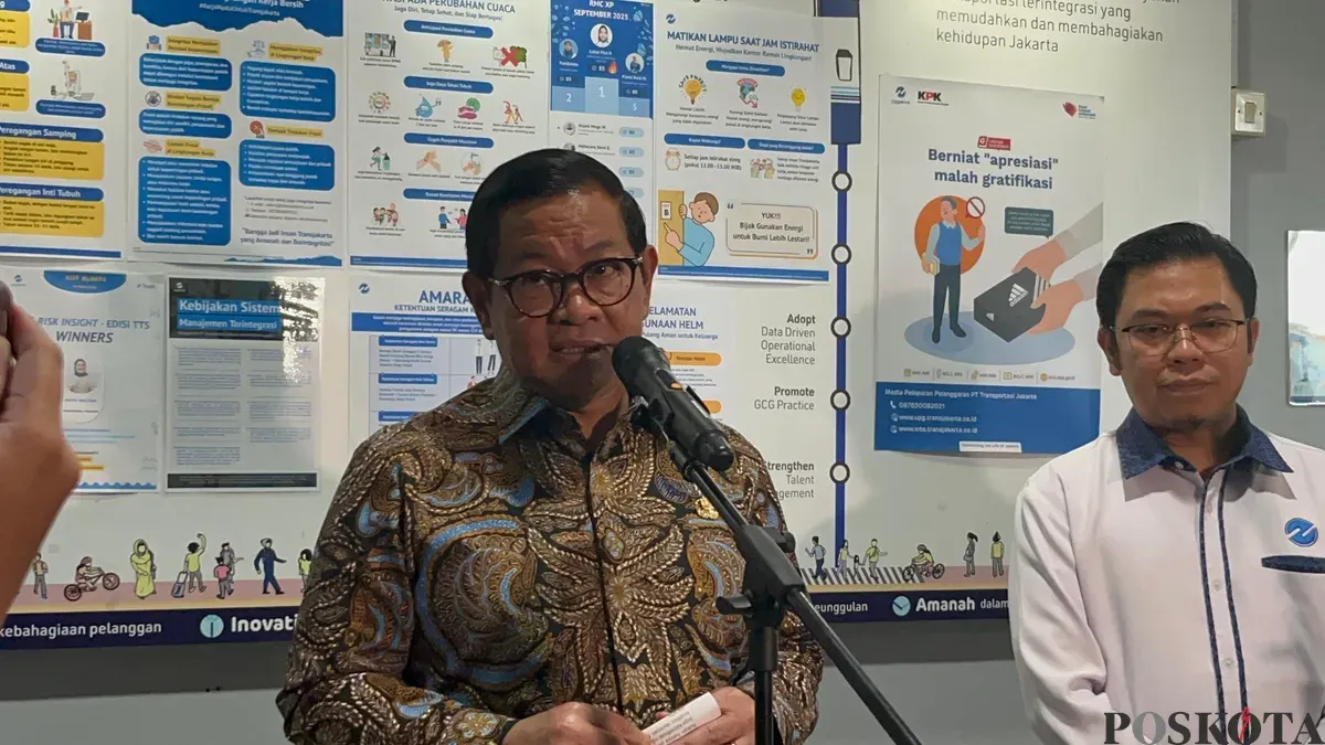 Gubernur Jakarta, Pramono Anung saat menyampaikan pernyataan kepada awak media di Kantor TJ, Jakarta Timur, Senin, 10 November 2025. (Sumber: Poskota/M. Tegar Jihad)