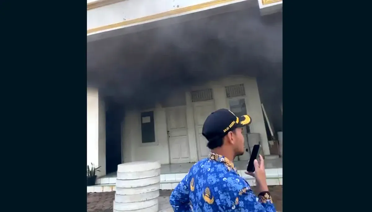 Tangkap layar asap mengepul dari dalam Kantor Desa Sukaharja yang kebakaran pada Senin, 10 November 2025.