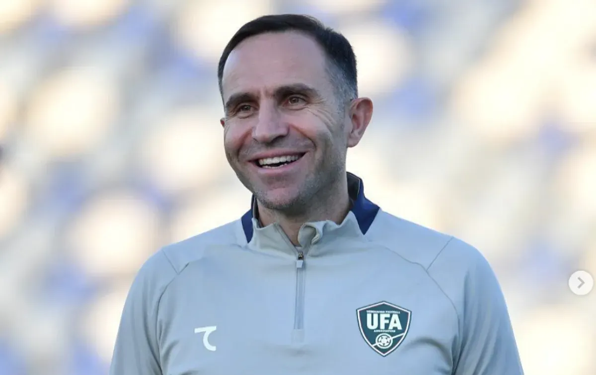 Timur Kapadze saat mendampingi tim Uzbekistan di babak kualifikasi Piala Dunia 2026. Kini, namanya dikaitkan kuat dengan kursi pelatih Timnas Indonesia. (Sumber: Instagram/@udahsalaman)