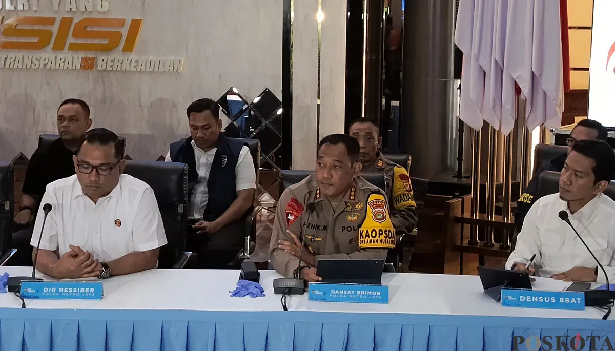 Juru Bicara Densus 88 AKBP Mayndra Eka Wardhana (kanan) saat konferensi pers di Polda Metro Jaya, Jakarta Selatan, Selasa, 11 November 2025. (Sumber: POSKOTA | Foto: Ali Mansur)