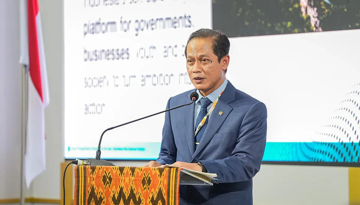 Menteri Lingkungan Hidup, Hanif Faisol Nurofiq saat menyampaikan sambutan dalam peresmian Paviliun Indonesia di Konferensi Iklim Dunia (COP30) di Belem, Brasil. (Sumber: Dok Kementerian Lingkungan Hidup)
