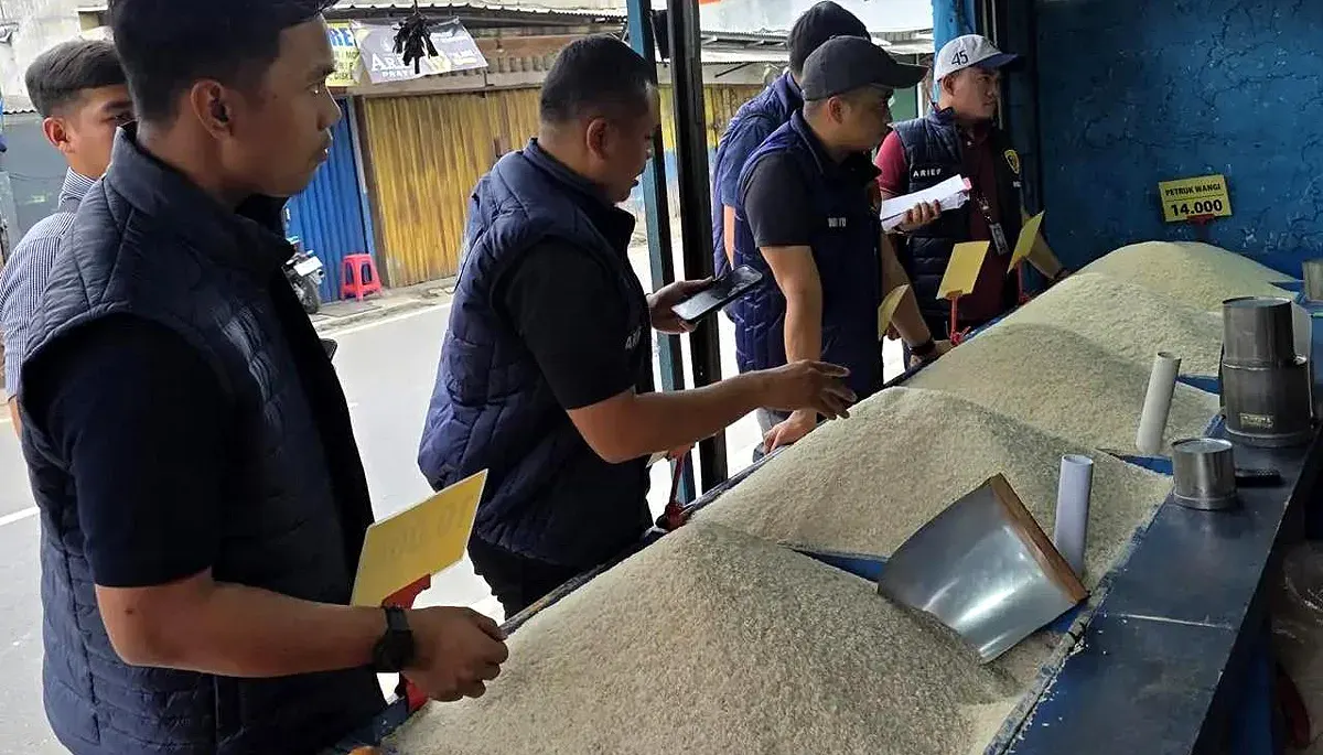Satgas Pengendalian Harga Beras Polda Metro Jaya mengcek harga beras di sejumlah pasar tradisional di Jabodetabek. (Sumber: Istimewa)