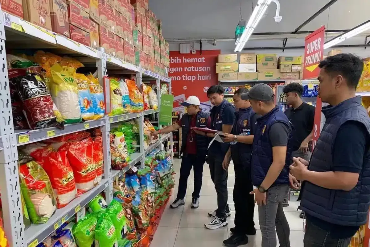 Satgas Pengendalian Harga Beras Polda Metro Jaya cek harga beras di sejumlah pasar tradisional di Jabodetabek. (Sumber: Istimewa)