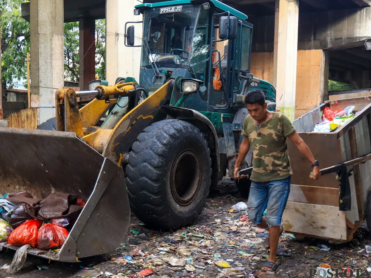 Sejumlah warga bergotong royong membersihkan area kolong Tol Wiyoto Wiyono, RT 6 RW 5, Kelurahan Sungai Bambu, Tanjung Priok, Jakarta Utara, Rabu, 12 November 2025. (Sumber: Poskota/Dhiya Ahmad Fauzan)