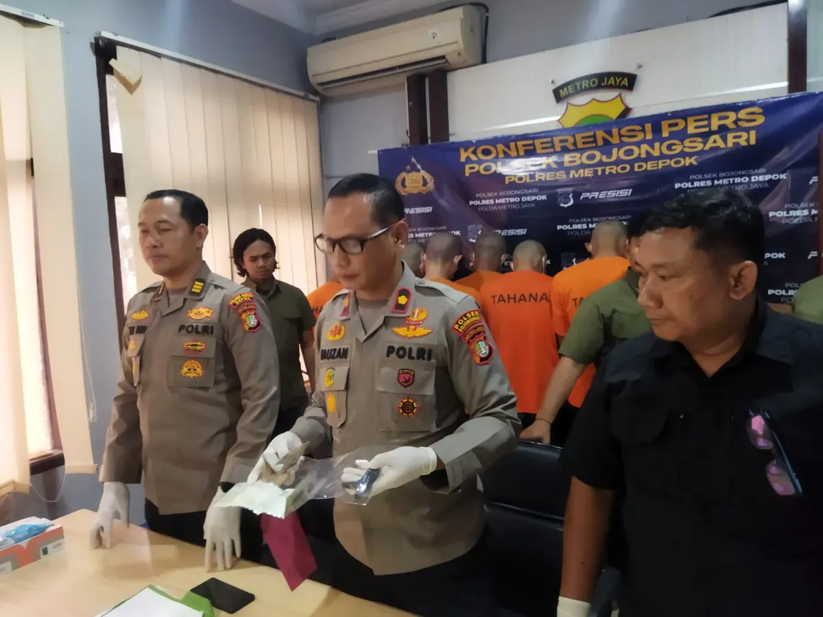 Kapolsek Bojongsari Kompol Fauzan Thohari dengan Panit Reskrim Iptu Marno dan Kasi Humas Polres Metro Depok AKP Made Budi menghadirkan komplotan pencuri motor dan penadah dalam konfefensi pers. (Sumber: Poskota/Angga Pahlevi)