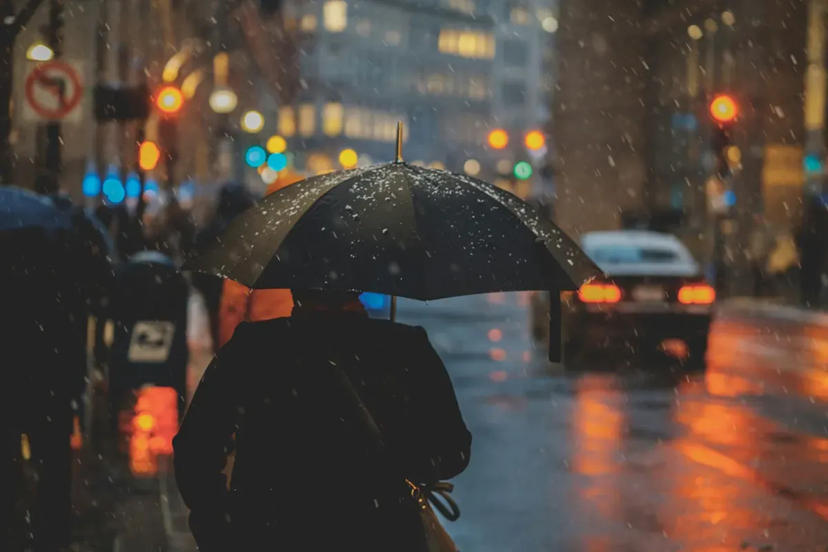 Waspada! Malam Tahun Baru 2026 di Jakarta berpotensi diguyur hujan (Sumber: Unsplash/Osman Rana)