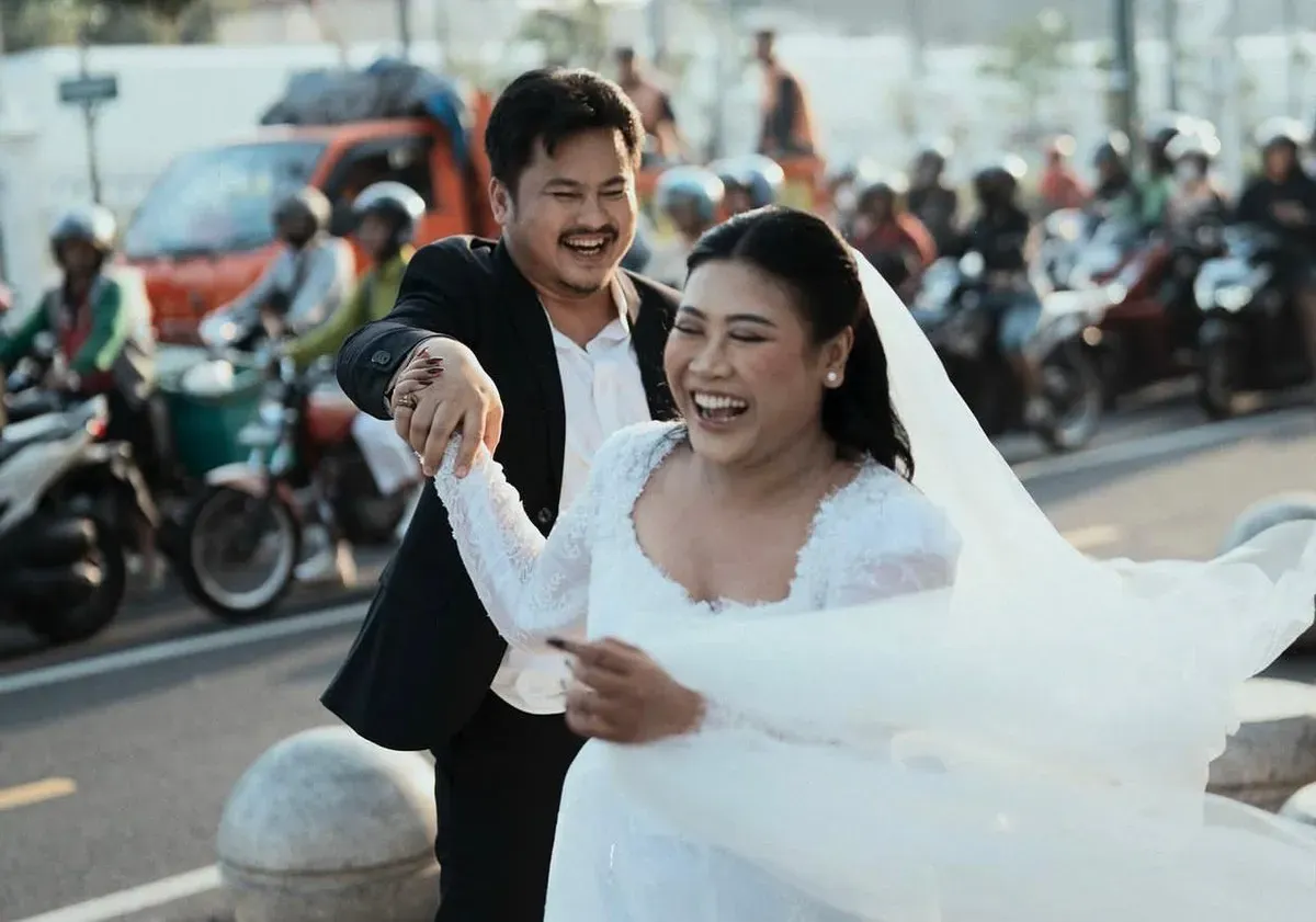 Penyanyi sekaligus komedian Yeni Rahmawati alias Boiyen pesek, yang membagikan foto prewedding bersama kekasihnya, Rully Anggi Akbar, di Yogyakarta. (Sumber: Instagram/@boiyenpesek)