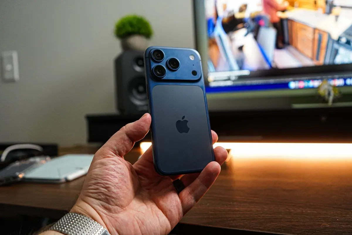 Perbandingan iPhone 18 Pro Max dan iPhone 17 Pro Max. (Sumber: X/@mtgproductionss)