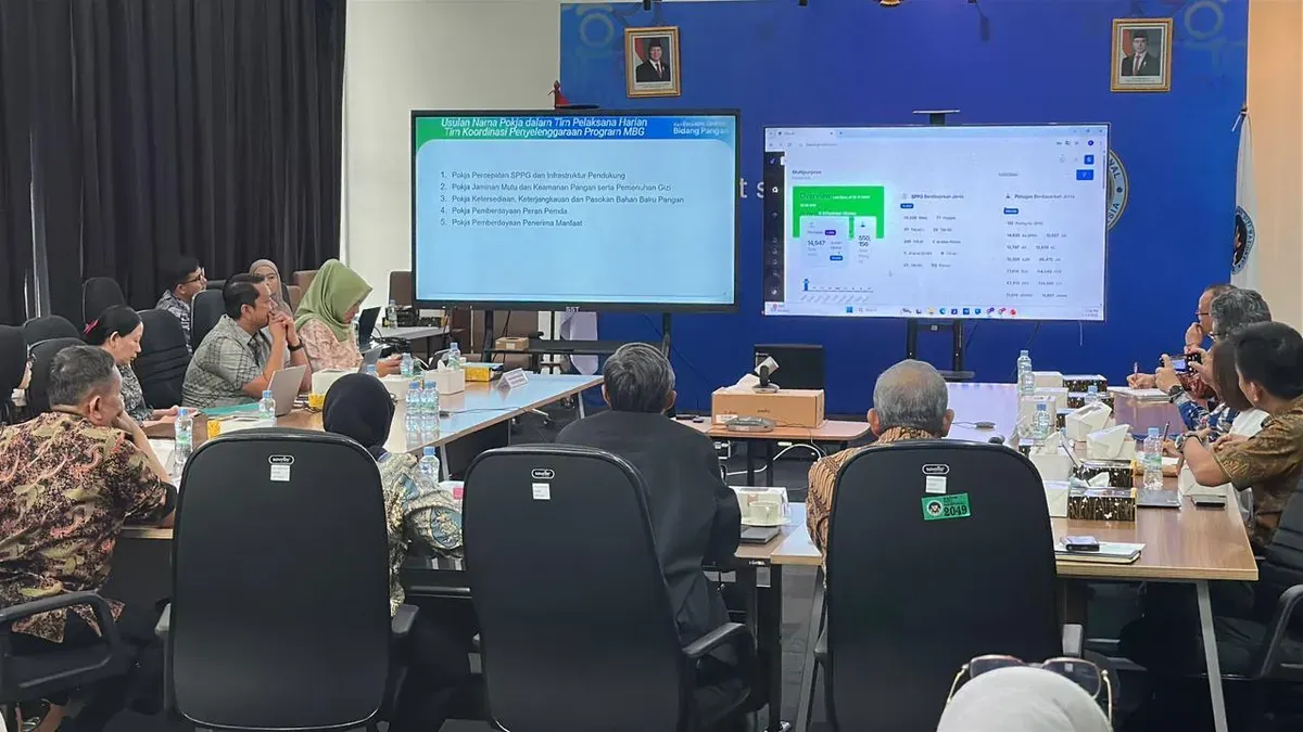 Para anggota tim lintas kementerian mengikuti rapat koordinasi Program Makan Bergizi Gratis (MBG), membahas pembentukan lima kelompok kerja untuk mempercepat pelaksanaan dan pengawasan program. (Sumber: Istimewa)