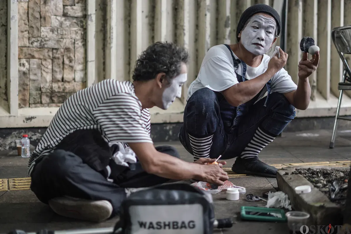 Seniman pantomim bersiap tampil pada Hari Bebas Kendaraan Bermotor (HBKB) di kawasan Bundaran HI, Jakarta, Minggu, 16 November 2025. (Sumber: Poskota/Bilal Nugraha Ginanjar)