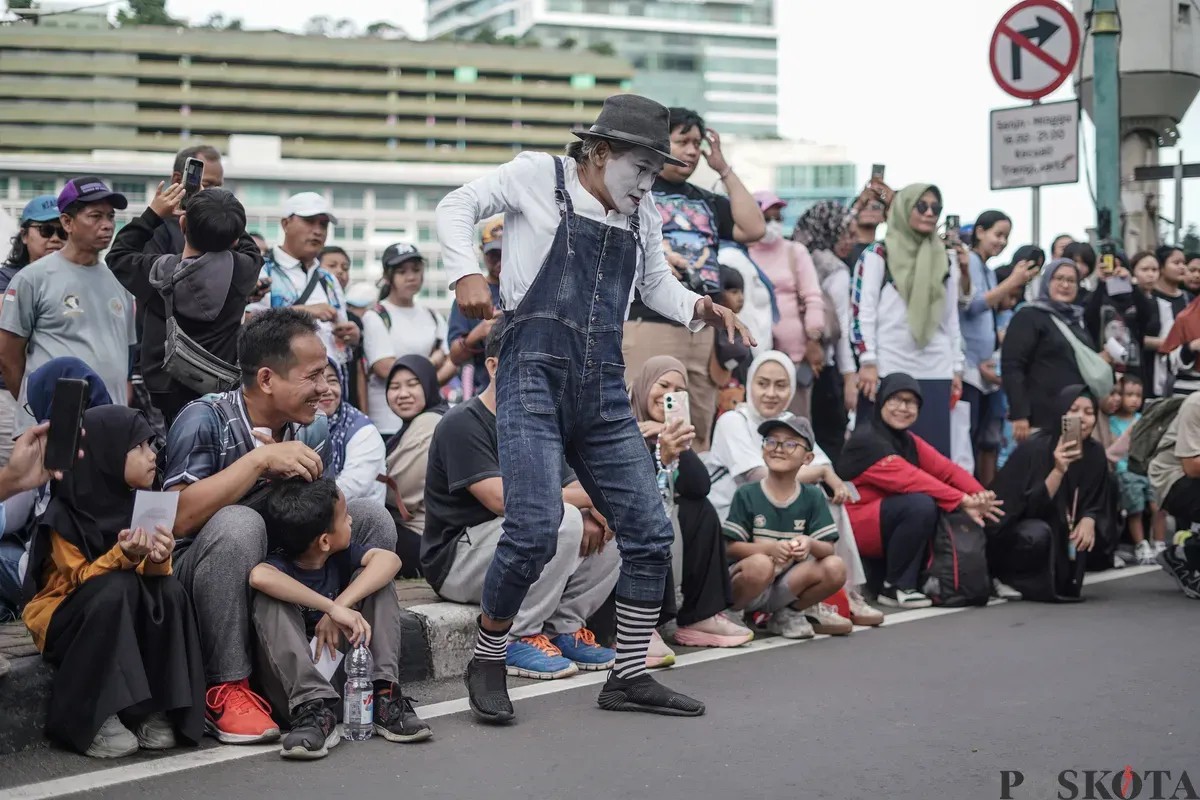Seniman pantomim tampil menghibur warga pada Hari Bebas Kendaraan Bermotor (HBKB) di kawasan Bundaran HI, Jakarta, Minggu, 16 November 2025. (Sumber: Poskota/Bilal Nugraha Ginanjar)