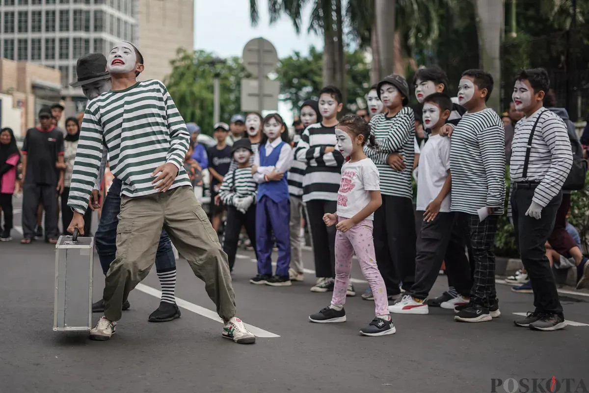 Seniman pantomim tampil menghibur warga pada Hari Bebas Kendaraan Bermotor (HBKB) di kawasan Bundaran HI, Jakarta, Minggu, 16 November 2025. (Sumber: Poskota/Bilal Nugraha Ginanjar)