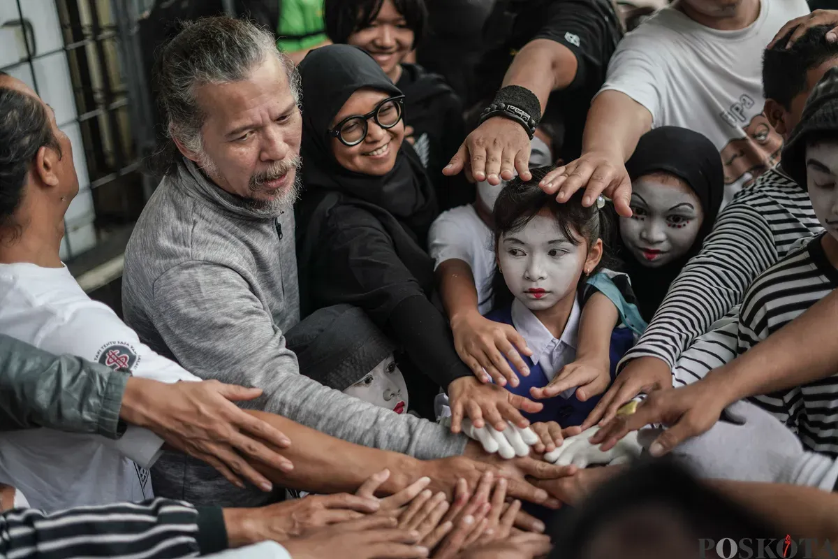 Seniman pantomim bersiap tampil pada Hari Bebas Kendaraan Bermotor (HBKB) di kawasan Bundaran HI, Jakarta, Minggu, 16 November 2025. (Sumber: Poskota/Bilal Nugraha Ginanjar)